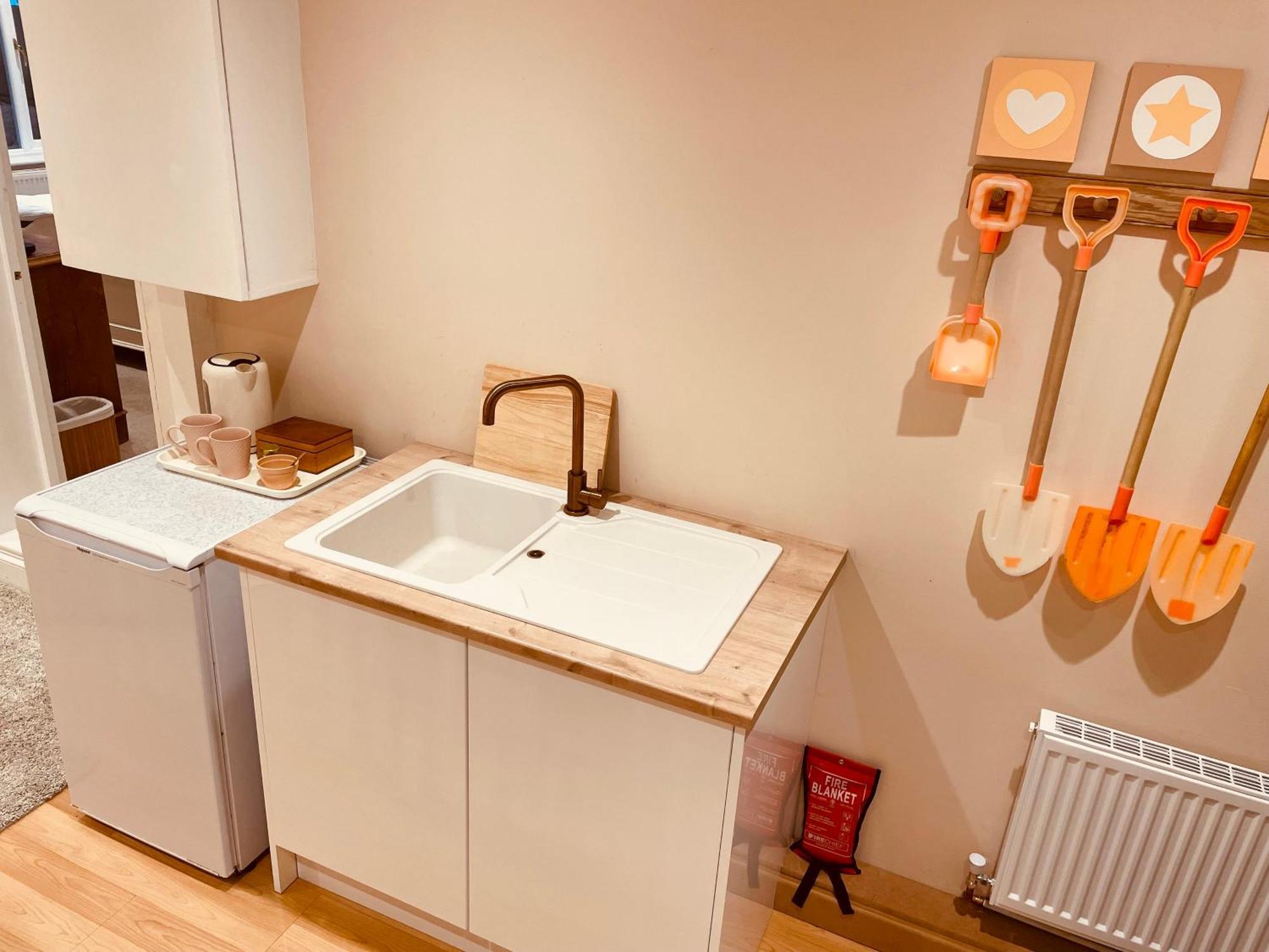 Apartment With Own Entrance & Terrace On West Hill ヘイスティングス エクステリア 写真